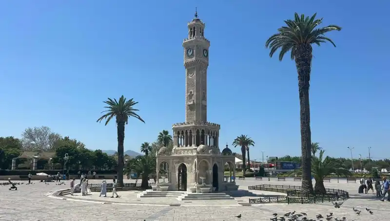 İzmir’de Sıcaklar Etkisini Gösteriyor: Meydanlar Boş, Sıcaklık Rekor Kırıyor