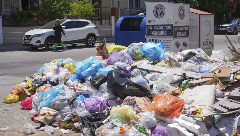 İzmir'de Çöp Yığınları: Temizlik Sorunu Kentin Gündeminde
