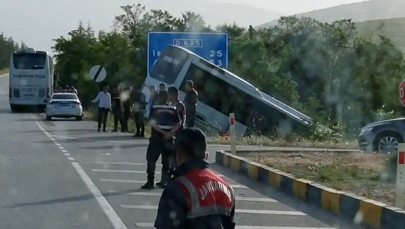 Isparta'da Tur Otobüsü ile Yolcu Otobüsü Çarpıştı: Yaralılar Hayat Mücadelesi Veriyor