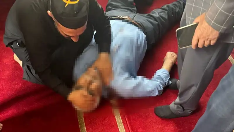 Namaz Esnasında Camide Şok Edici Bıçaklı Saldırı: Olayın Detayları