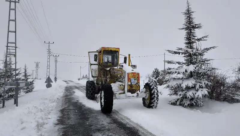 Kayseri'de Kardan Kapanan Yollar Yeniden Ulaşıma Açılıyor